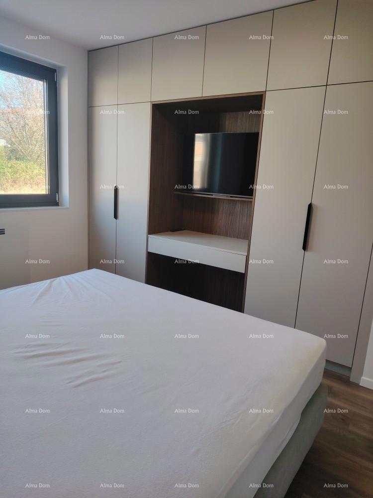 Vrhunski trosoban stan z vrtom in bazenom, opremljen