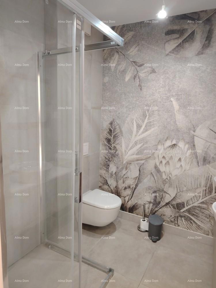 Vrhunski trosoban stan z vrtom in bazenom, opremljen