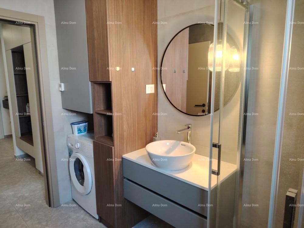 Vrhunski trosoban stan z vrtom in bazenom, opremljen