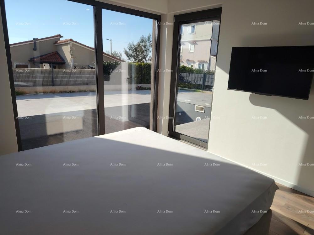 Vrhunski trosoban stan z vrtom in bazenom, opremljen