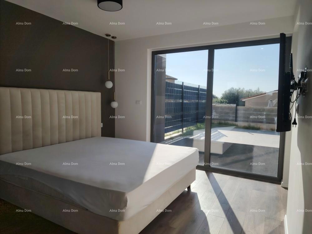 Vrhunski trosoban stan z vrtom in bazenom, opremljen