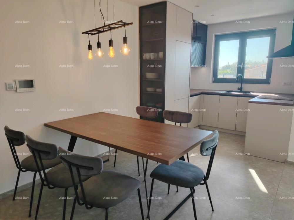 Vrhunski trosoban stan z vrtom in bazenom, opremljen