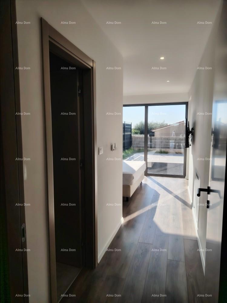 Vrhunski trosoban stan z vrtom in bazenom, opremljen