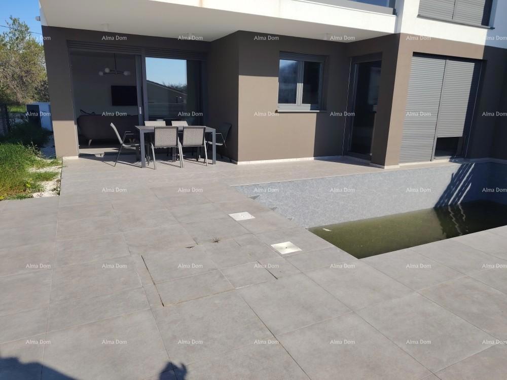 Vrhunski trosoban stan z vrtom in bazenom, opremljen