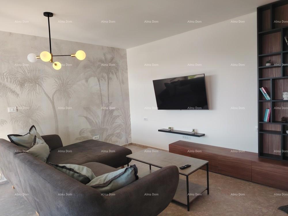 Vrhunski trosoban stan z vrtom in bazenom, opremljen