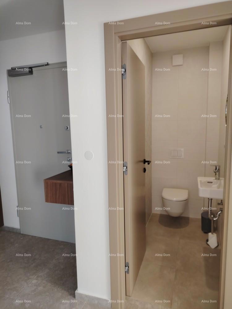 Vrhunski trosoban stan z vrtom in bazenom, opremljen