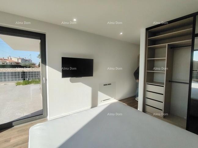 Vrhunski trosoban stan z vrtom in bazenom, opremljen