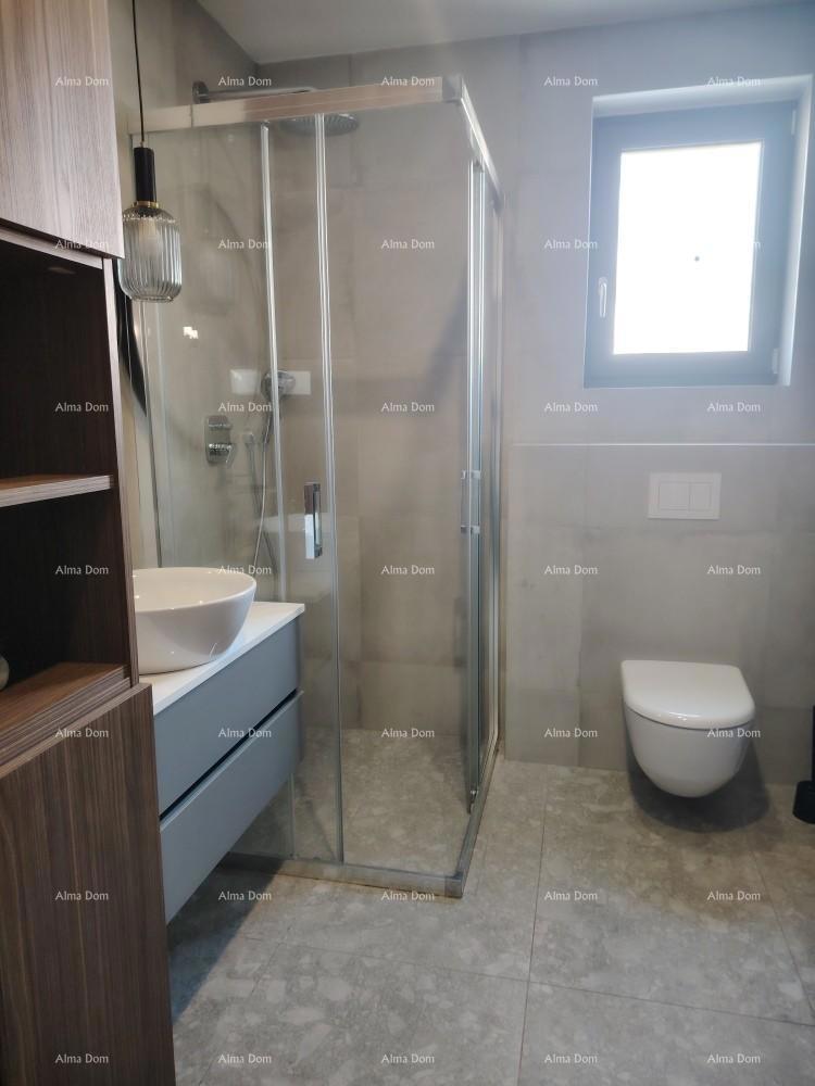 Vrhunski trosoban stan z vrtom in bazenom, opremljen