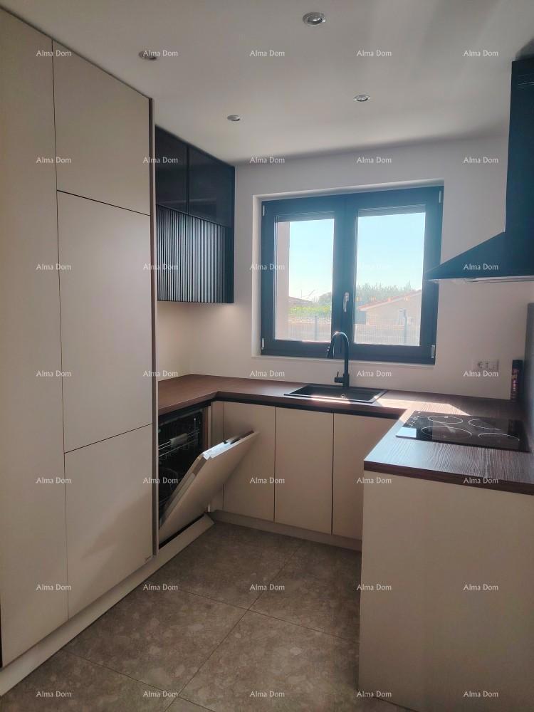 Vrhunski trosoban stan z vrtom in bazenom, opremljen