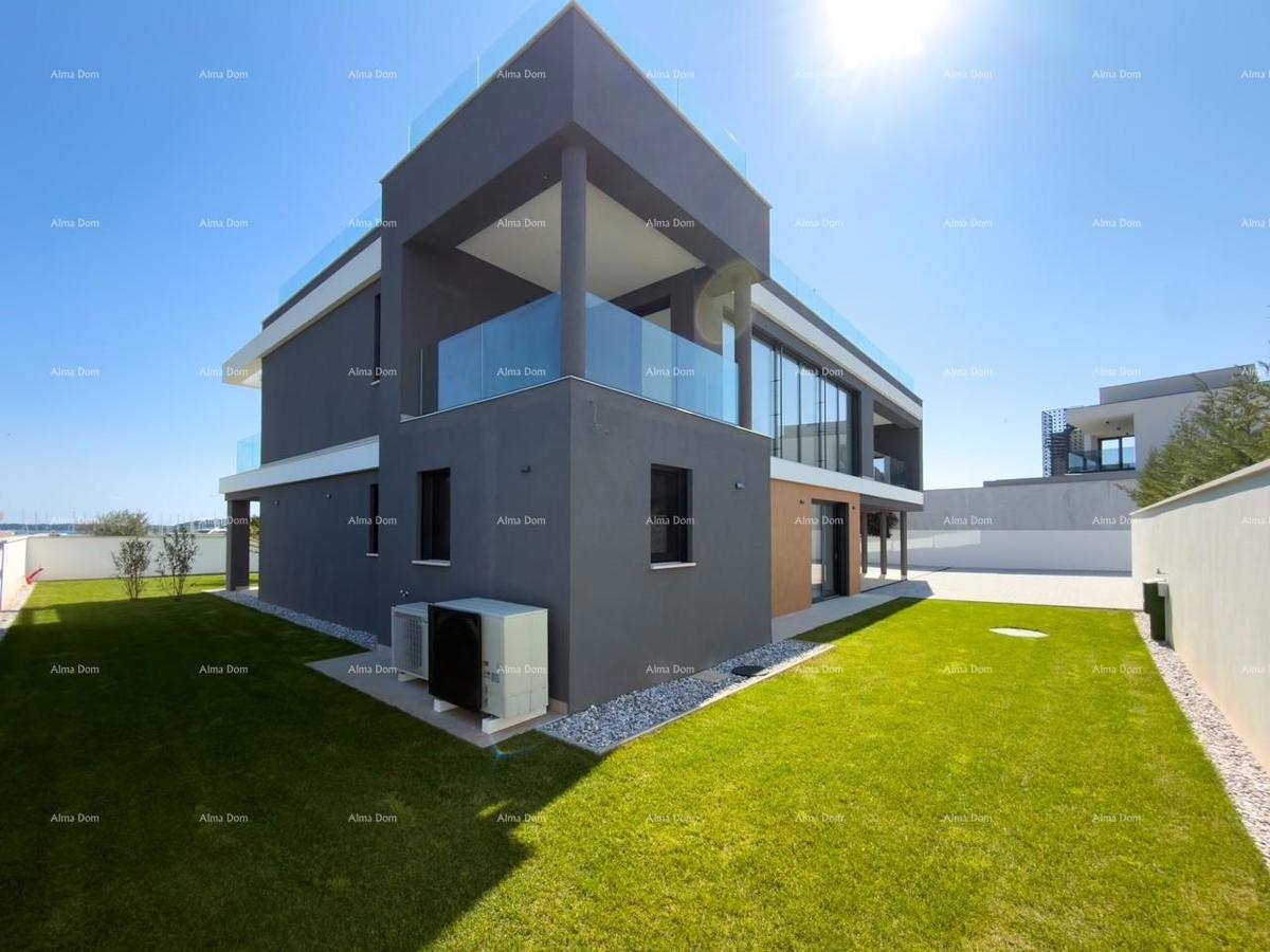 Moderna vila 100 m od morja!