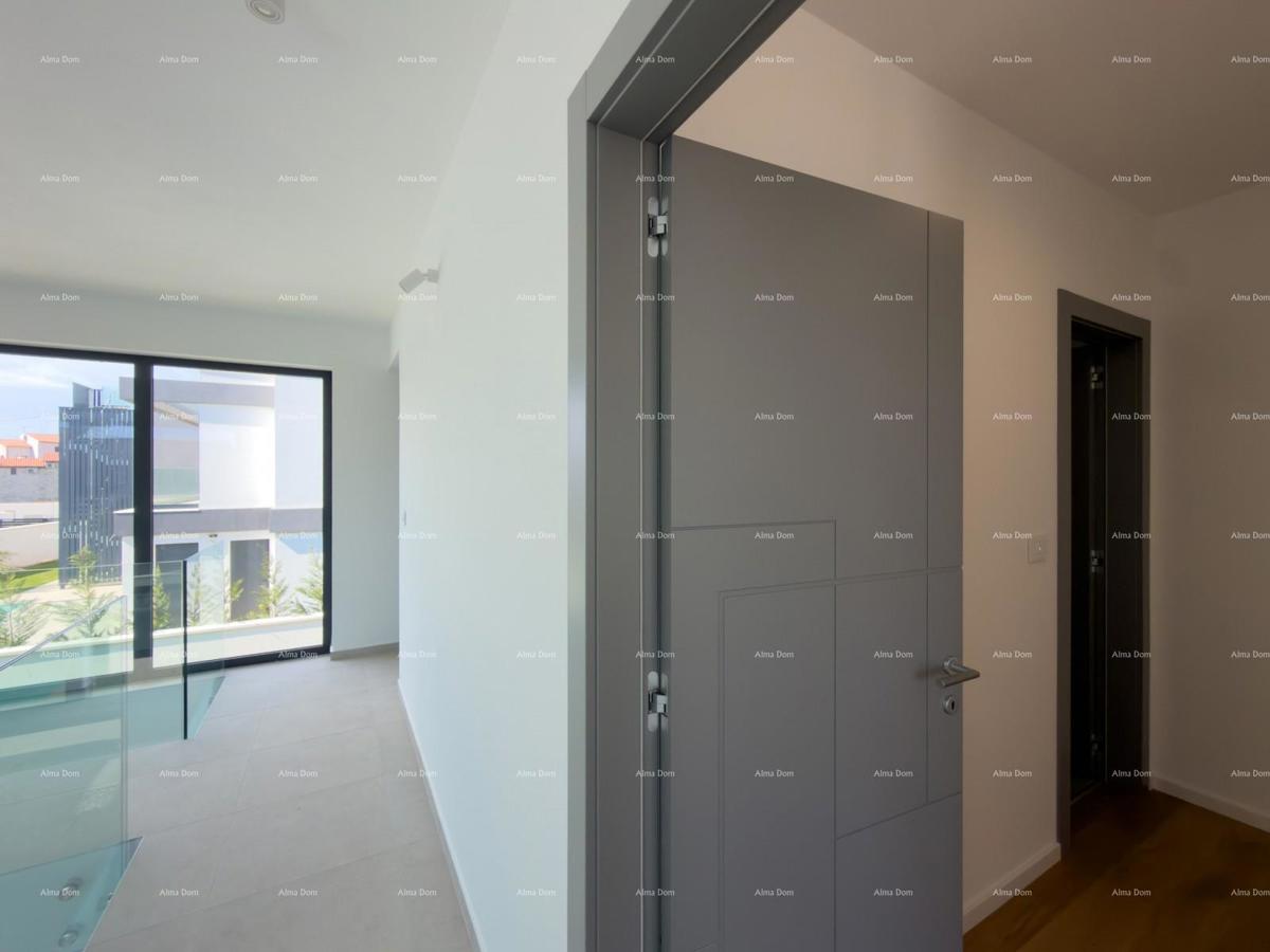 Moderna vila 100 m od morja!