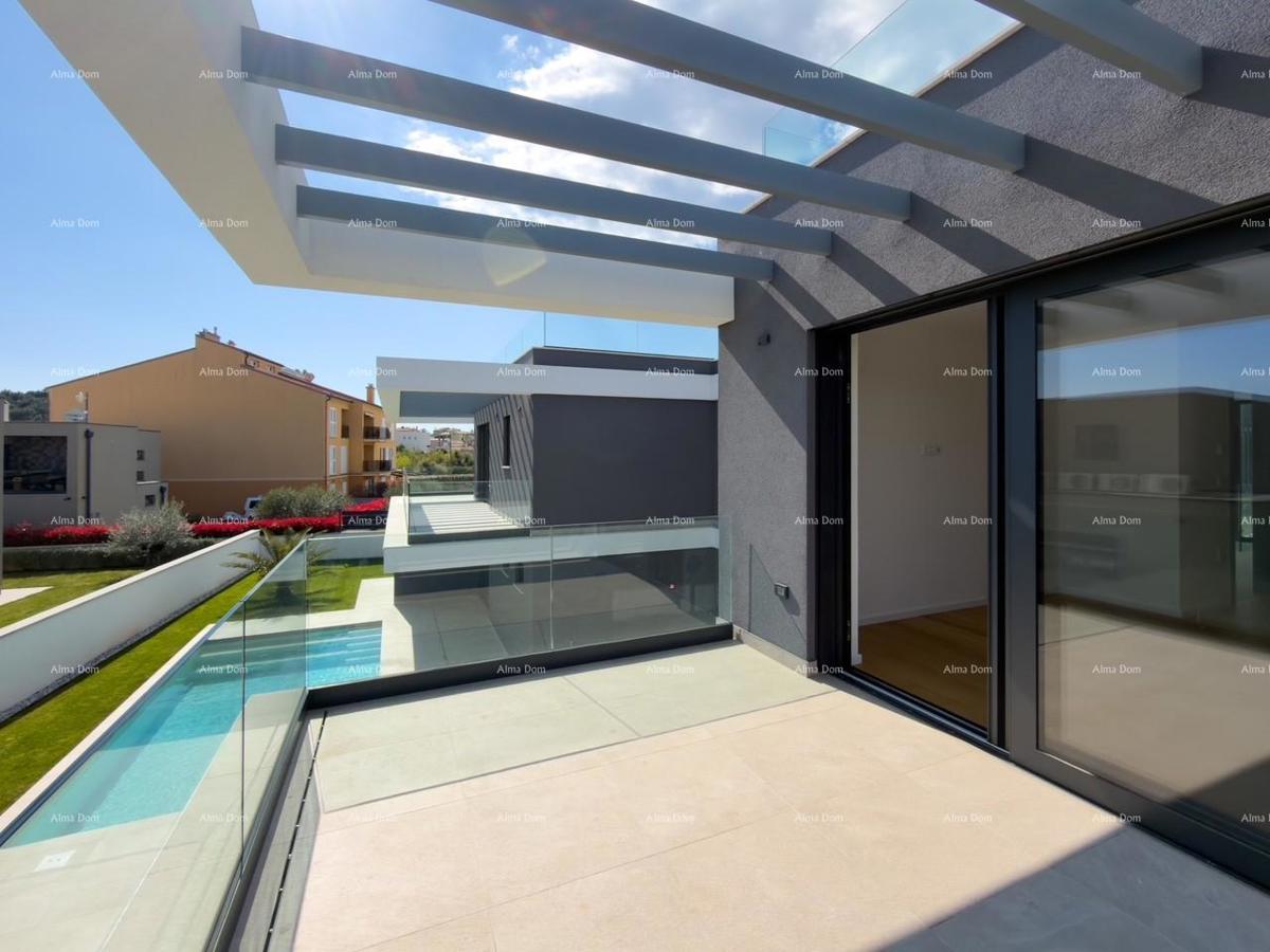 Moderna vila 100 m od morja!