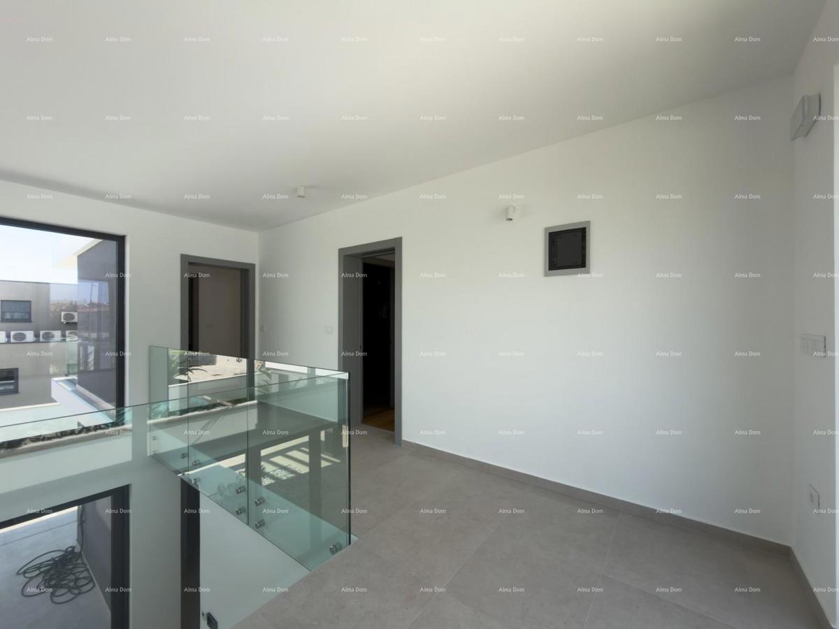 Moderna vila 100 m od morja!