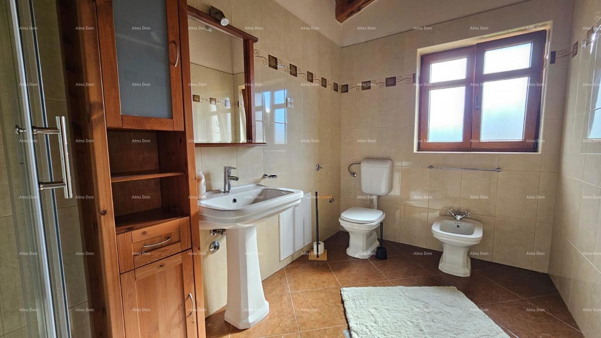 Prostrana hiša s bazenom v Svetem Lovreču - popoln dom za družino