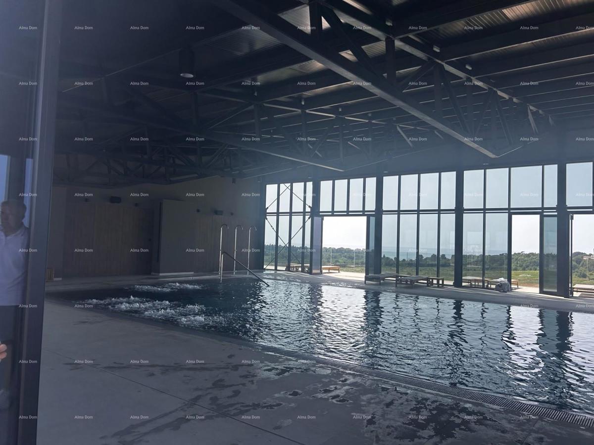 Umag, letovišče razkošja in lepote! Naprodaj stanovanja v letovišču s 105 m velikim neskončnim bazenom na strehi