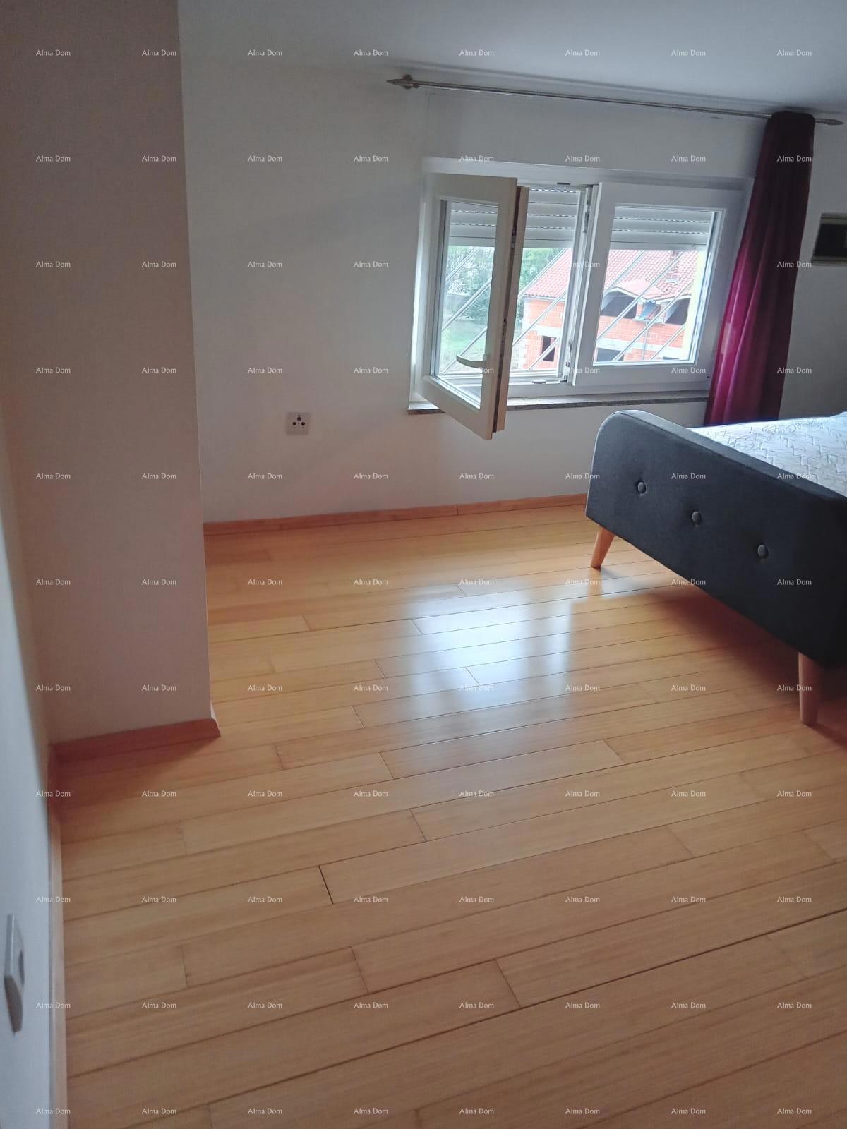 Prodaja velikega, lepo urejenega in popolnoma opremljenega apartmaja, s pogledom na morje, Ližnjan!