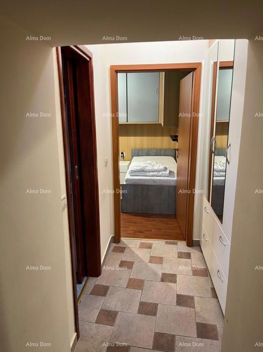 Poreč - Prostorno in popolnoma opremljeno stanovanje na odlični lokaciji!
