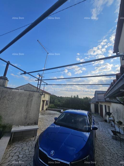 Barban – hiša z ograjenim dvoriščem