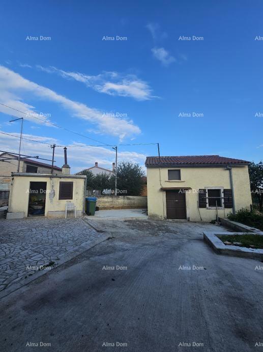 Barban – hiša z ograjenim dvoriščem