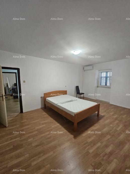 Barban – hiša z ograjenim dvoriščem