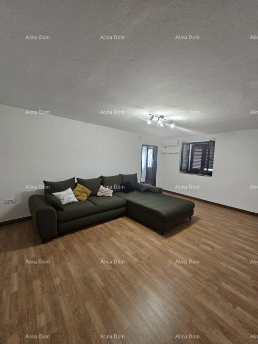 Barban – hiša z ograjenim dvoriščem