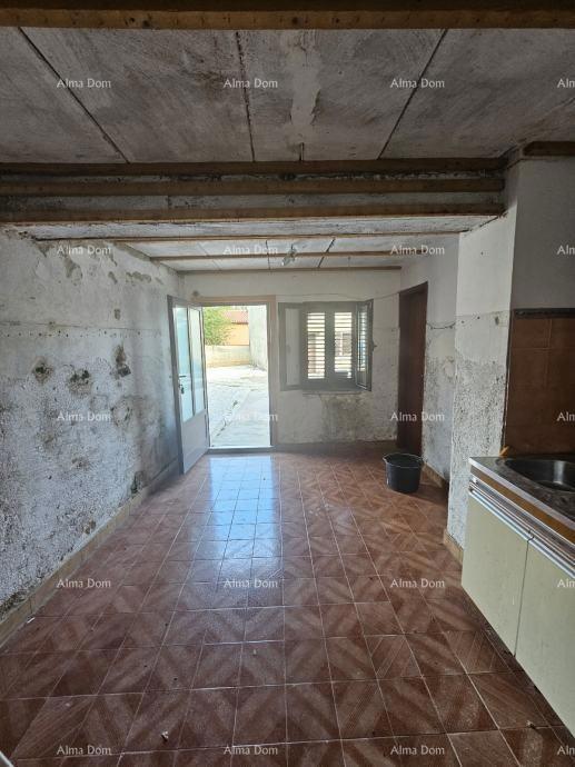 Barban – hiša z ograjenim dvoriščem