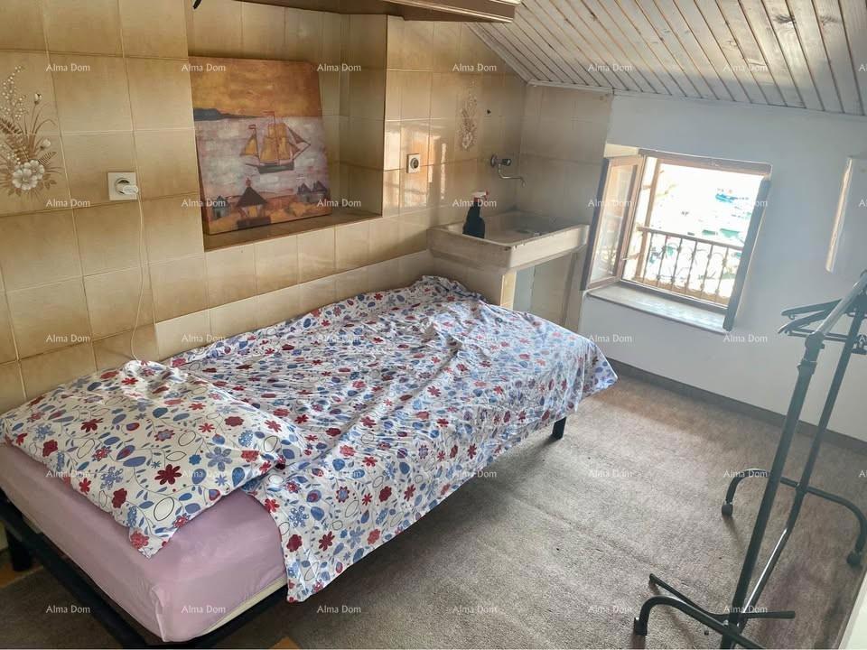 Prodajem dvoetažni stan s pogledom na rovinjsko luko in otok Katarinu