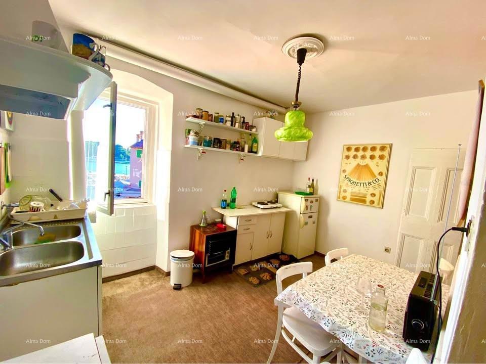 Prodajem dvoetažni stan s pogledom na rovinjsko luko in otok Katarinu