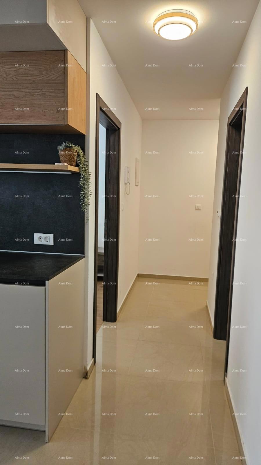 STOJA Moderen stan s terasom 80 m², 100 m od morja v Puli!