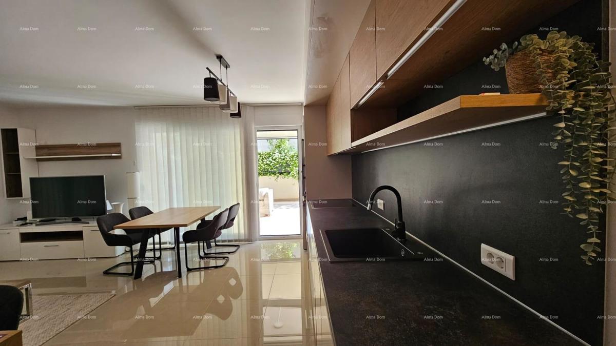 STOJA Moderen stan s terasom 80 m², 100 m od morja v Puli!