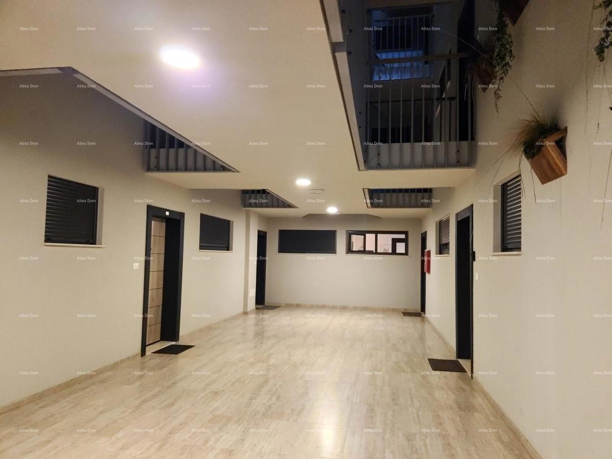 STOJA Moderen stan s terasom 80 m², 100 m od morja v Puli!