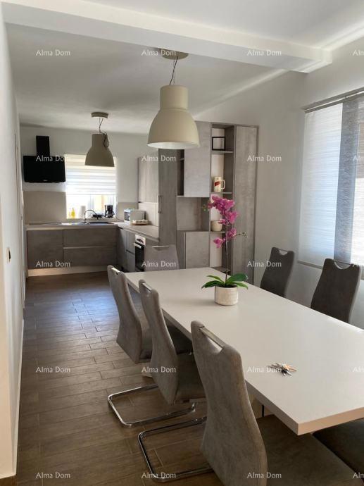 Na prodajo hiša, 200 m2, s parcelo površine 695 m², Raša