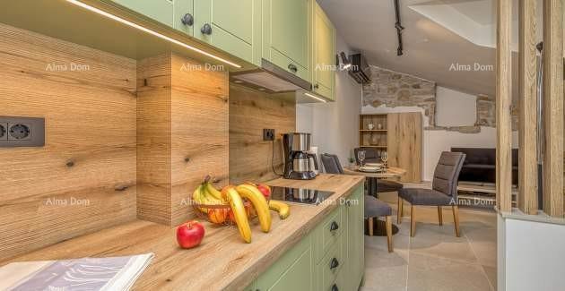 Prodamo čudovito stanovanjsko hišo s tremi apartmaji v centru, Vrsar!