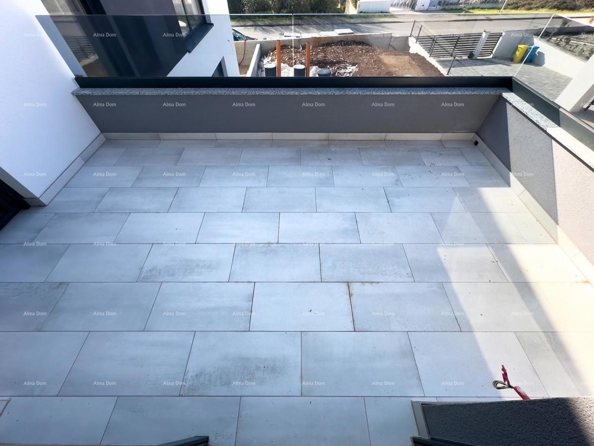 Prodamo novo hišo z bazenom na odlični lokaciji, blizu morja!