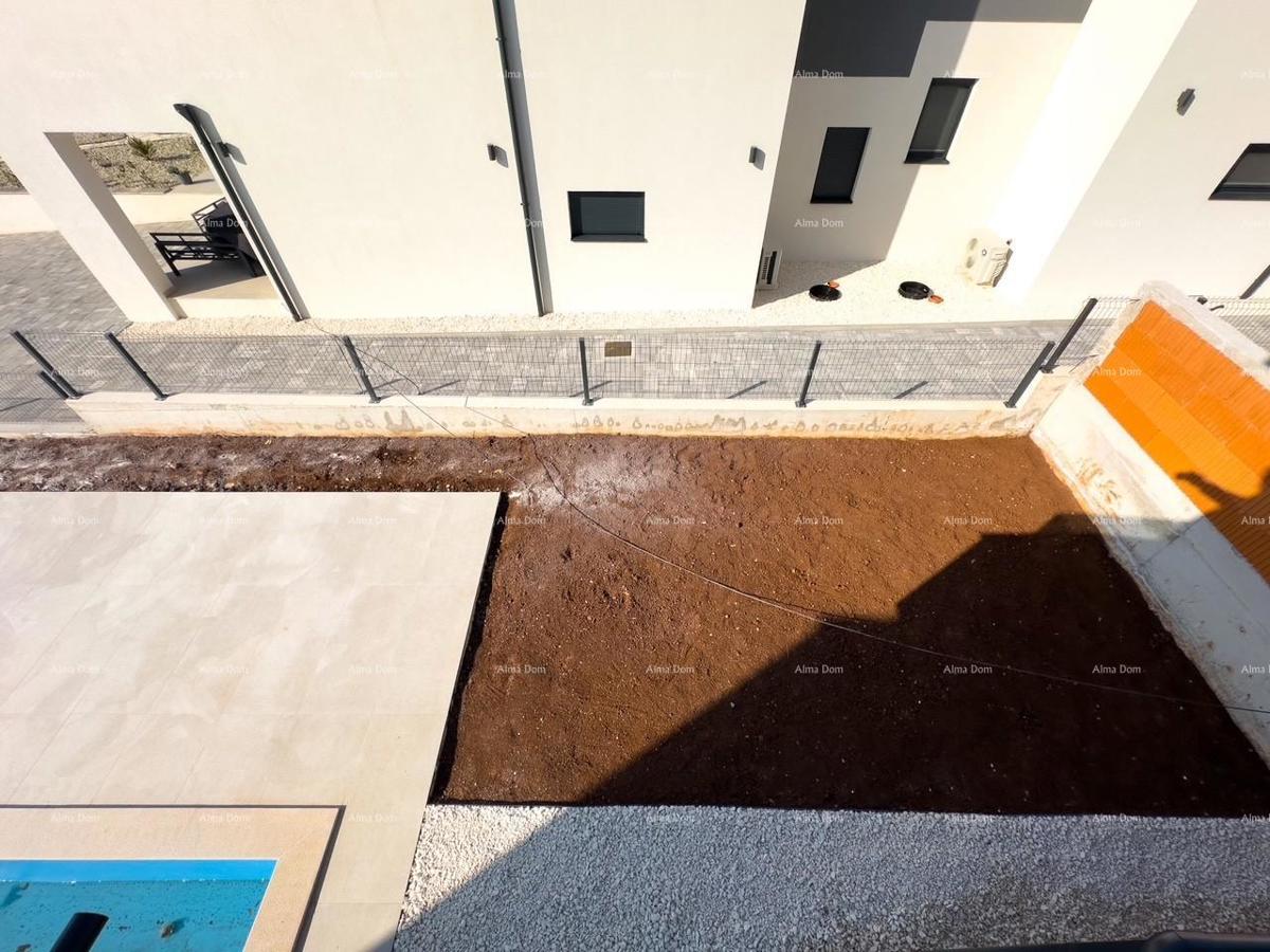 Prodamo novo hišo z bazenom na odlični lokaciji, blizu morja!