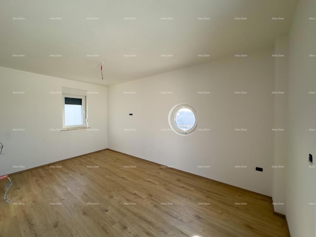 Prodamo novo hišo z bazenom na odlični lokaciji, blizu morja!