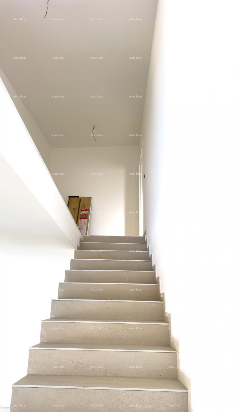 Prodamo novo hišo z bazenom na odlični lokaciji, blizu morja!