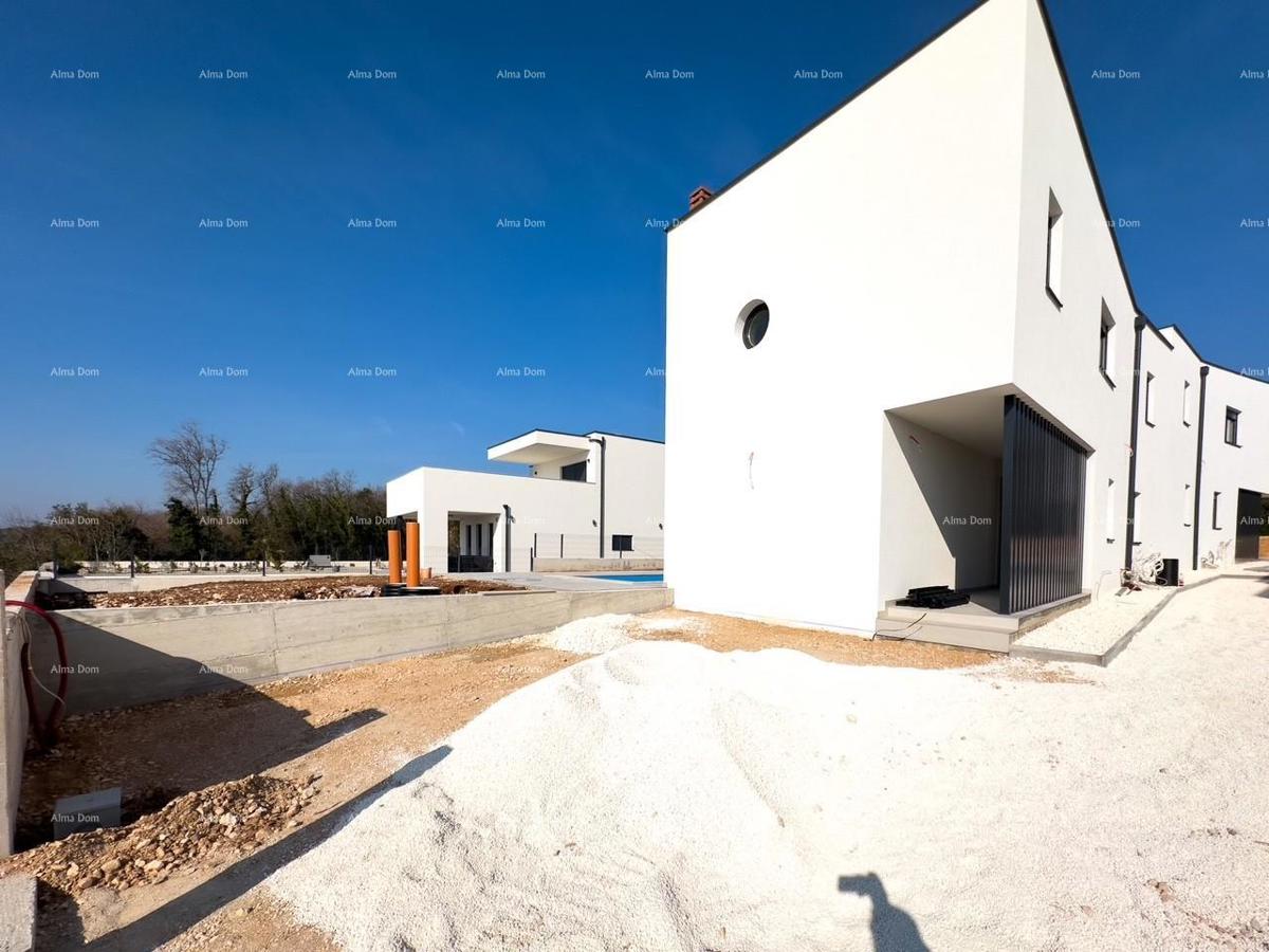 Prodamo novo hišo z bazenom na odlični lokaciji, blizu morja!