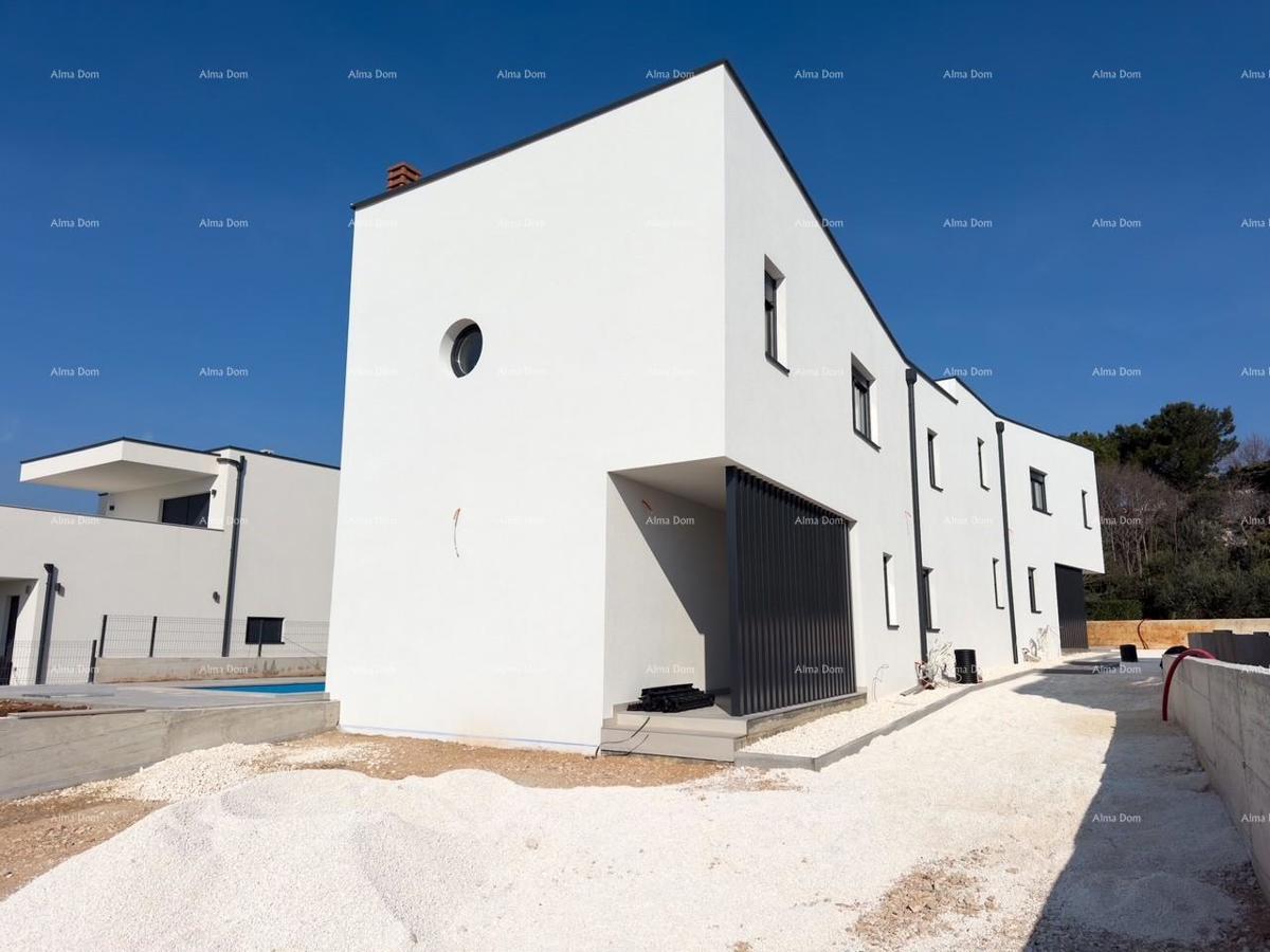 Prodamo novo hišo z bazenom na odlični lokaciji, blizu morja!