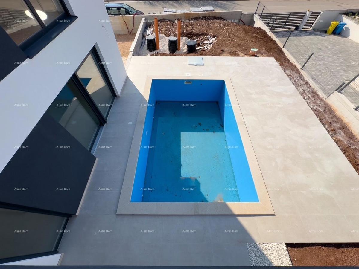 Prodamo novo hišo z bazenom na odlični lokaciji, blizu morja!