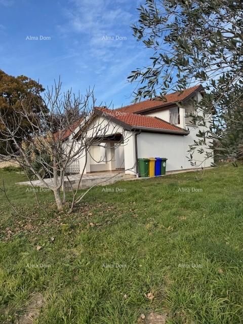 Prodaja - Samostoječa hiša na lepi in urejeni parceli, Kaštel!