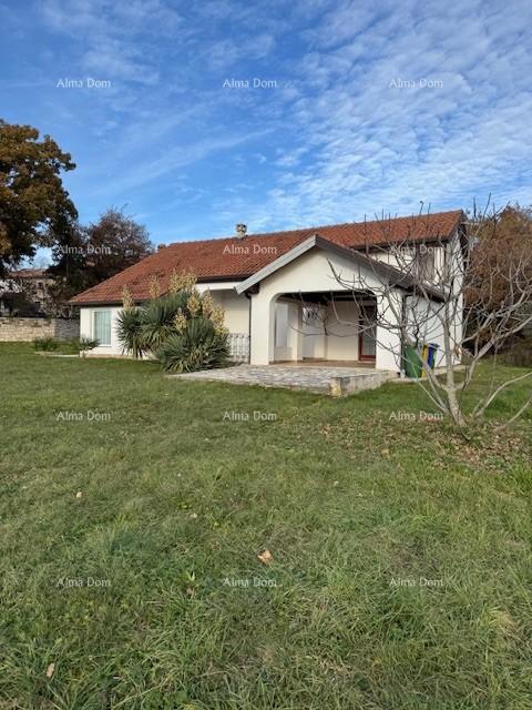 Prodaja - Samostoječa hiša na lepi in urejeni parceli, Kaštel!