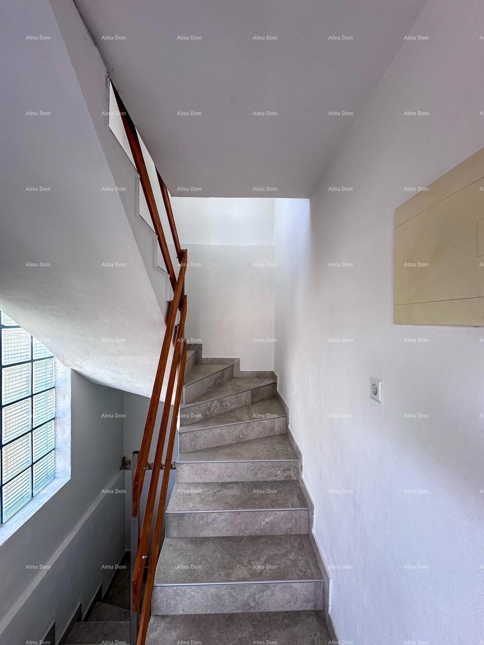 Prodamo hišo z dvema apartmajema v Valbandonu.