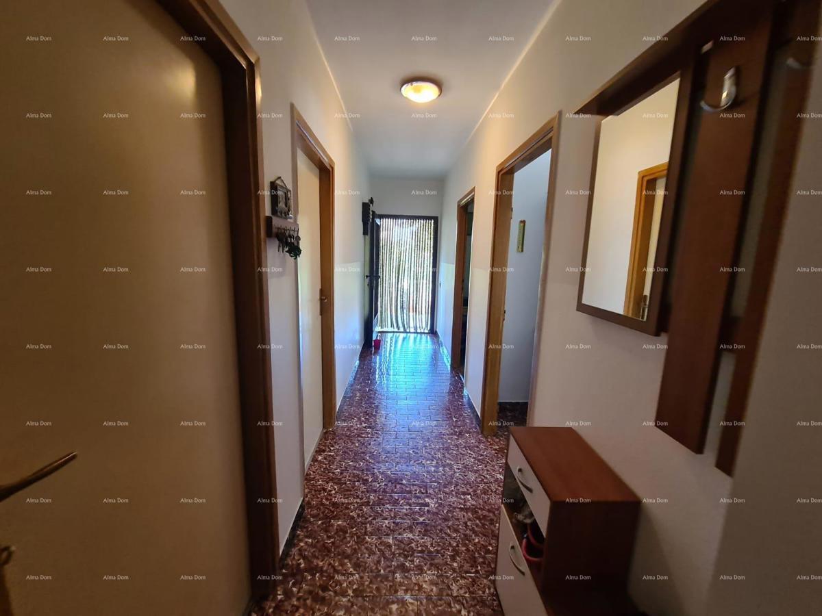 Prodaja hiše z dvema stanovanjem, pomožnim objektom in garažo, Ližnjan!