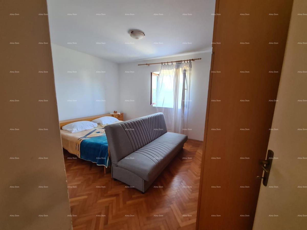 Prodaja hiše z dvema stanovanjem, pomožnim objektom in garažo, Ližnjan!