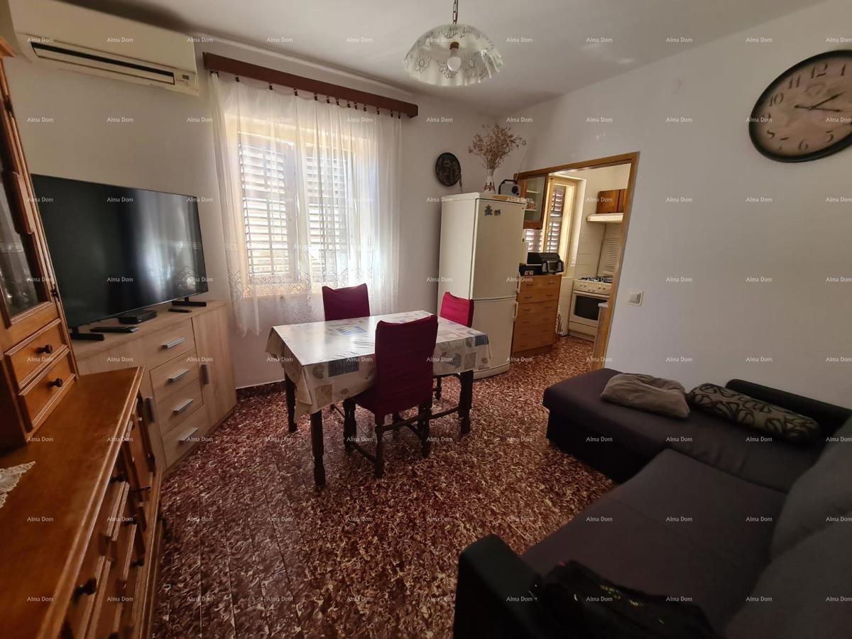 Prodaja hiše z dvema stanovanjem, pomožnim objektom in garažo, Ližnjan!