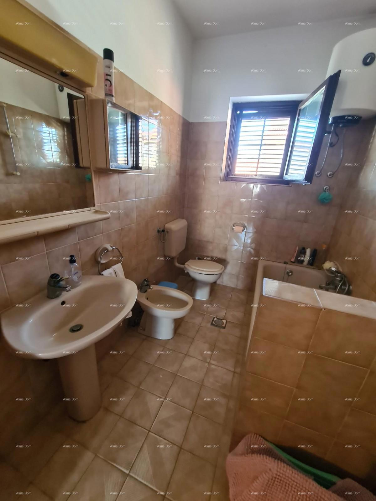 Prodaja hiše z dvema stanovanjem, pomožnim objektom in garažo, Ližnjan!