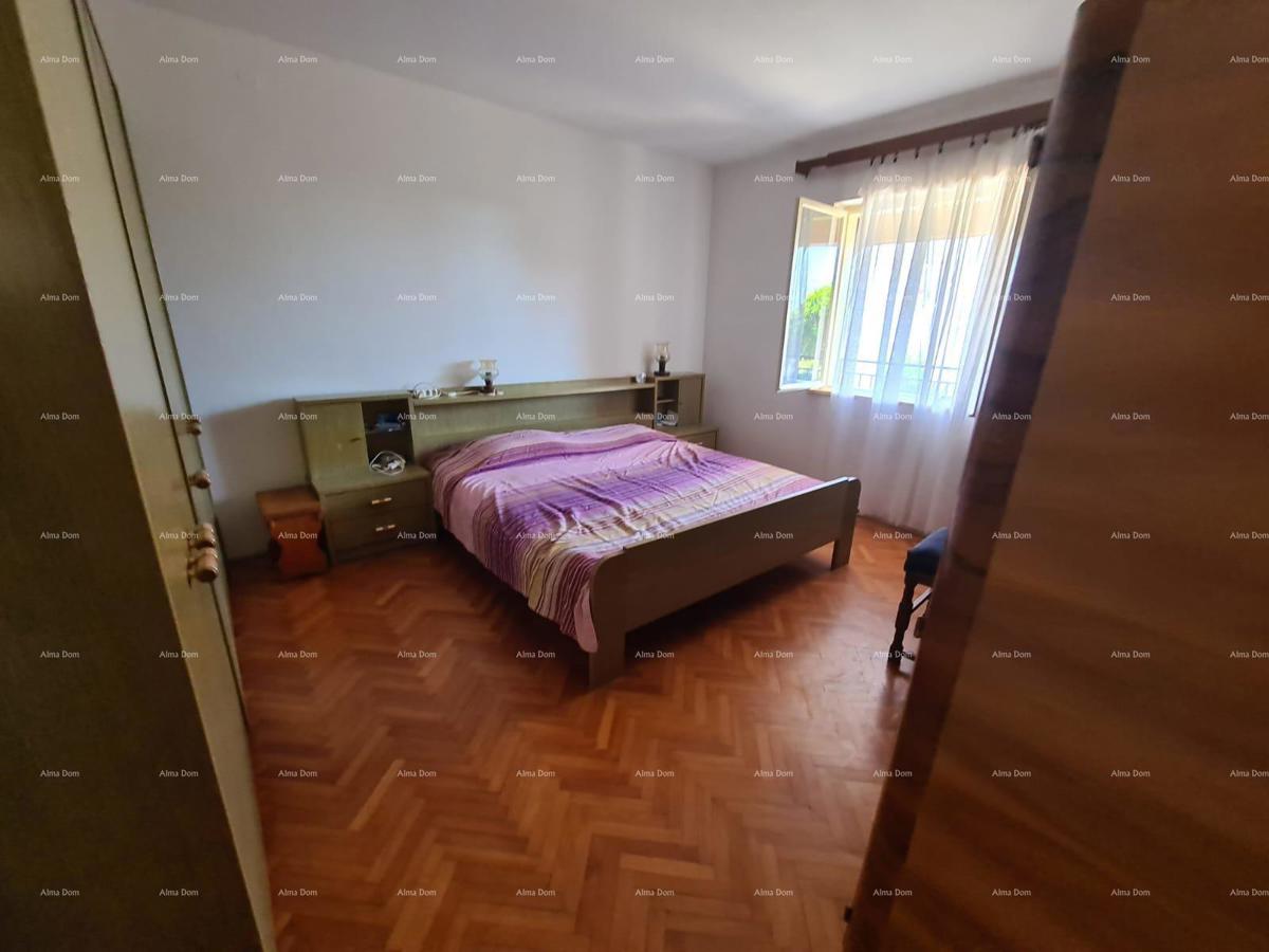 Prodaja hiše z dvema stanovanjem, pomožnim objektom in garažo, Ližnjan!