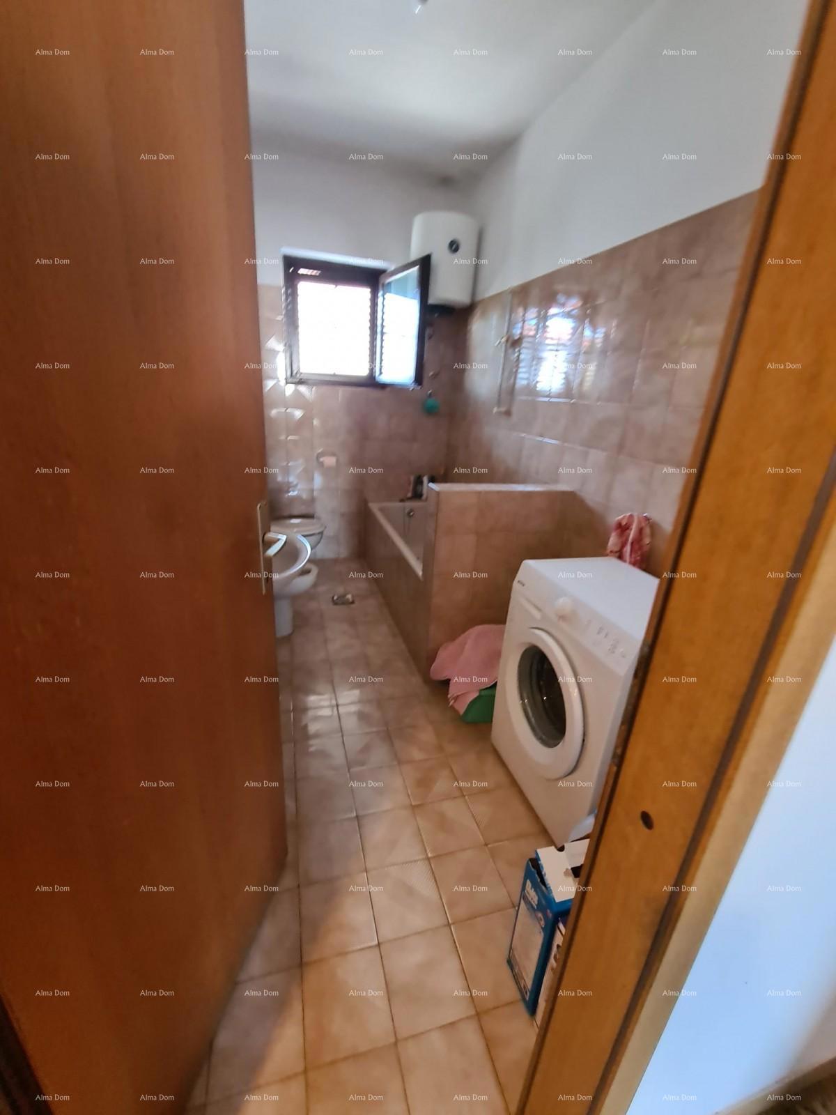 Prodaja hiše z dvema stanovanjem, pomožnim objektom in garažo, Ližnjan!