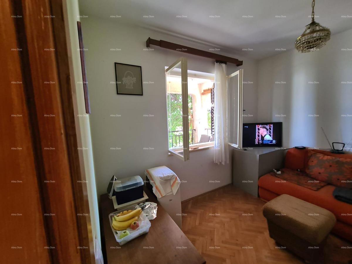 Prodaja hiše z dvema stanovanjem, pomožnim objektom in garažo, Ližnjan!